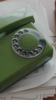 90 'lı yıllarda ahşap ofis masasındaki dokümanların üzerindeki yeşil zeytin renkli yuvarlak telefona dikey bakan kimse yok.