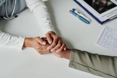 Gri kazaklı genç kadın hastaların danışmanlık sırasında teşhis konusunda klinisyene destek vermeleri