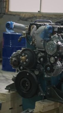 Hiçbir insan, ağır makine üretim tesisinde büyük bir iç yanmalı motor ve makara ile dikey çekim yapmaz.