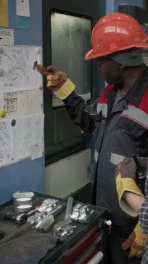 Olgun Siyah Mühendis 'in dikey çekimleri montaj çizimi ve detaylı üretim sürecini imalat fabrikasındaki genç işçilere açıklıyor.