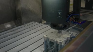 Ağır makine üretim tesisinde çalışmadan önce, yüksek açılı hiç kimse çelik küf detaylarını kayganlaştırıcı ile spreylerken çekmiyor.