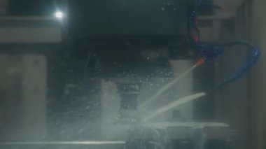 Üretim tesisinde sondaj öncesi veya sonrası sıvı kesme ile endüstriyel cnc değirmen soğutma ve yağlama metal küf detayı insanlar aracılığıyla çekim