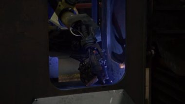 Hiçbir insan ağır makine iskeletini kaynak yaparken otomatik olarak çekilen ve traktör fabrikasında mavi kıvılcımlar üreten, uzayı kopyalayan...