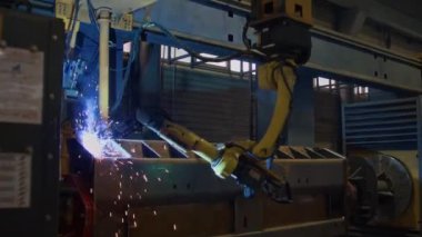 Sarı otonom kaynak makinesinden çekilen kimse yok. Sürekli kaynak yapan makineler, traktör fabrikası, bilgisayar destekli işlem...