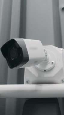 Yakın çekim dikey yay hiç kimse dijital CCTV güvenlik kameralarını çekmedi. Endüstriyel garajda, kapalı otoparkta ya da atölyede rutin kayıt çalışmaları yapıldı.