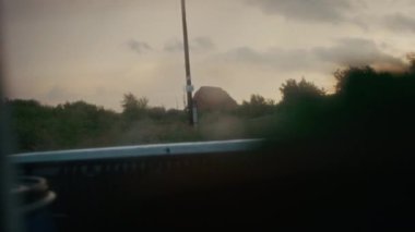 POV, tatilden sonra veya hafta sonundan sonra, yeşil kırsal kesimde, dağdan uzaklaşan hiç kimse kamyonetin arka camından vurulmadı.