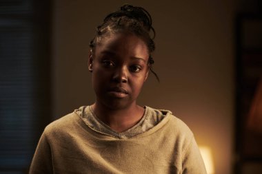 Aile içi şiddet ve tacizden muzdarip genç üzgün kadın kameraya üzgün bir yüz ifadesiyle bakıyor.