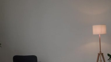 Sarı tişörtlü beyaz adamın minimalist odada koşarken orta ölçekli bir fotoğrafı.