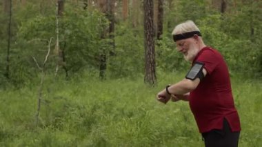 Kolluk bandında telefonu olan son sınıf öğrencisi. Akıllı sekte fitness uygulaması kuruyor ve yaz günü ormanda koşuyor.