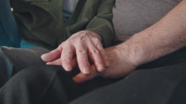 Kimliği belirsiz yaşlı kadın ve erkeğin yatakta yan yana dinlenmesi, karısının kocalarının elini okşaması, zor bir hayatta duygusal destek sunması ve onu teselli etmesi.