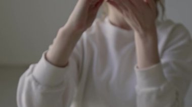 Stüdyoda ısınma turları sırasında kollarını kameraya yaklaştıran ve parmaklarını geri çeken kadın dansçının yakın görüntüsü.