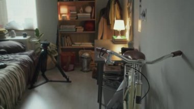 Yatakta film yapma ekipmanları, duvarlarda posterler ve masa başında bisikletle boş konforlu bir odada çekim yapmak yasak.