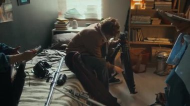 Film setine gitmeden önce, üç farklı üniversite öğrencisinden oluşan bir grubun film yapma ekipmanlarını toplayıp son projeye hazırlanmalarını istiyorum.