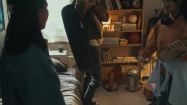 Üç farklı sinematografi öğrencisinden oluşan tam bir grup şans dilemek için el ele tutuşuyor ve film için evden ayrılıyor, mezuniyet projesini hazırlıyor.