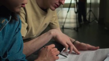 Filmi çekmeden önce senaryoyu tartışan ve gözden geçiren iki beyaz aktrisin yan çekimleri.