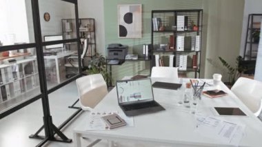Modern işletme bürosunun iç kısımlarında bilgisayar ve belgelerle çekilen hiç kimse yok.