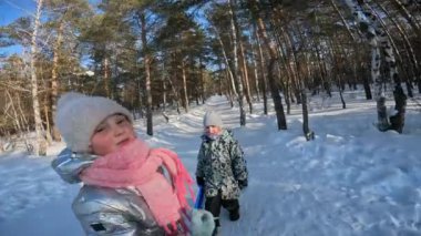 Arkadaşlarla kış ormanlarında yürürken, kış tatillerinde kar tüpleri ve uçan dairelerle tepeden aşağıya inerken.