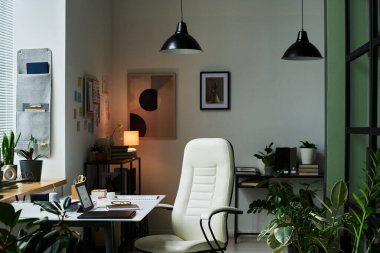 Merkez ofisi, minimalist mobilyalar ve huzurlu bir ortamda üretkenliği ve konforu artıran çeşitli bitkilerin yer aldığı modern dekor ve bol miktarda doğal ışıkla övünüyor.