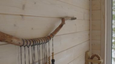 Hiç kimse, İskandinav tarzı kır evindeki ahşap duvarda asılı geyik boynuzundan ya da sürüklenen ağaçlardan çekmez.