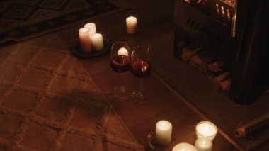 Evde, kış mevsiminde şöminenin yanında iki kadeh kırmızı şarap ve mum yakmak yasak.