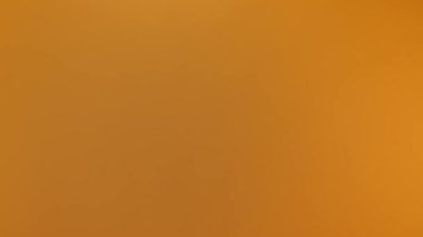 Kırmızı boynuzları turuncu arka planda beliren, kameraya el sallayan ve kaybolan iblis kostümlü mutlu beyaz çocuğun orta halkalı görüntüleri. Şablon, boşluğu kopyala