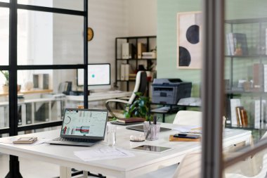 Cam bölümleri, çalışma istasyonları ve verimli bir çevreyi geliştiren yeşillik içeren açık bir çalışma alanına sahip modern ofis içi. Ekipman dizüstü bilgisayarlar, raflar ve yazıcıları içerir