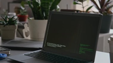 Siyah ekranda çalışan programlama kodları ya da algoritması olan hiç kimse yeşil ot fabrikalarının arasında IT mühendisinin masasında çalıştırılıp test edilmeyecek.