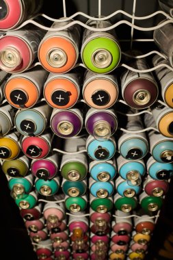 Çağdaş sanat ve zanaat atölyesinde, açılmamış kutulardaki graffiti boyalarıyla dikey görüntü.