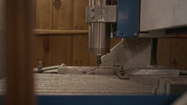 Yakın plan hiç kimse ileri düzey yüksek hassasiyetli metal işçiliği çekmemiş. Küçük endüstriyel fabrikalardaki tornayı kesmemiş, metal bileşenlerini ince matkapla kesmemiş.