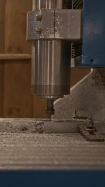 Endüstriyel fabrikada otomatik metal torna kalıbı ya da makine bileşenini ince matkapla kesen kimse yok.