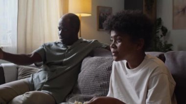 Küçük siyahi çocuğun patlamış mısır yiyip babasıyla TV 'de büyüleyici bir film izlediği film anlarını tartıştığımız ve boş zamanlarımızı evde geçirdiğimiz bir sahne.