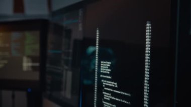 Şirket ofisindeki bilişim güvenlik odasında bilgisayar ekranı görüntüleyen hiç kimse yok. Beyaz çizgiler siyah arka planda çalışırken bilgisayar korsanlarının saldırılarından korunuyor.