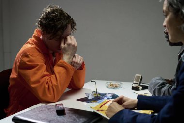 Ofis ortamında tasarım projesini tartışan profesyonellerden oluşan bir grup, tek bir kişi gözle görülür şekilde stresli ve yorgun, takım çalışmalarını ve iş birliğini gösteriyor