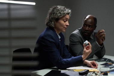 İki iş adamı bir şirket ortamında yoğun bir tartışma içindeler. Bir kişi dikkatlice dinlerken, diğeri bir noktayı açıklarken, işbirliği ve strateji sergiliyor.