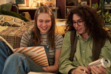 Dostlar, kitaplarla ve sıcak aydınlatmalarla dolu rahat, rahat bir odada toplanıp ders çalışırlar ve retro atmosfer yaratırlar.