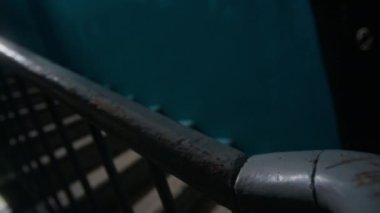 Kimse eski tırabzanları, eski püskü karanlık merdivenleri, apartman bloğuna inerken çekmez.