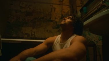 Bitkin bir adamın acı çekerken ve gerçeklerden kaçarken, akşamları yıkılmış bir banyoda, üzgün bir şekilde otururken göğsünden çekilen görüntüler.