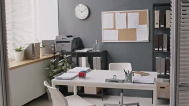 Elçilikte, masası, yazıcısı, rafı ve ev bitkileri olan modern vize bürosunun içinde hiç kimse vurulmadı.