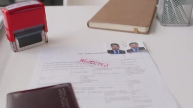 Modern elçilikte reddedilen vize başvuru formu, pasaport ve ofis eşyalarının yakın çekimleri yok.