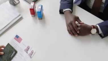 ABD büyükelçiliğinde vize görüşmesinin en iyi görüntüsü, isimsiz başvuru sahibinin belgeleri konsolosluğa vermesi.