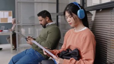 Z jenerasyonundaki Çinli kadının yavaş yavaş portresi konsolosluk bekleme odasında otururken vize görüşmesine hazırlanırken kameraya dönüp gülümsüyor.