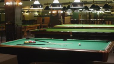 Modern barda bilardo oynamaya hazır yeşil bilardo masası çekimleri yok.