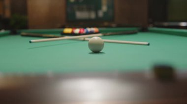 Kimse bilardo masasına bilardo için hazırlanmış iki ıstaka ve bilardo topuyla birlikte beyaz bilardo topu fırlatmaz.
