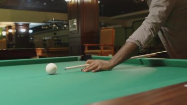 Bilinmeyen bilardo oyuncusunun orta bölüm çekimi bilardo topuna nişan alıp vuruyor, kulüpte oyuna başlıyor.