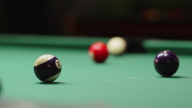 Renkli bilardo toplarına odaklanarak vurulan hiç kimse oyun sırasında farklı kısımlarda yatmaz.