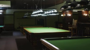 Gece kulübünde yukarıdan gelen lambalarla aydınlatılmış bir bilardo masası dolusu insan yok.