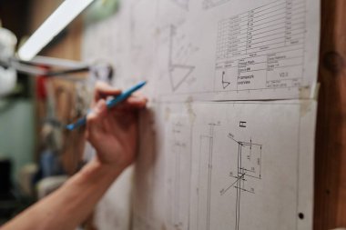 Metal çalışma makinelerinin boyutlarının çizimleri ve tabloları ile teknik çizimlerin atölyedeki detaylarına odaklan