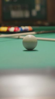 Hiç kimse Baize masasına iki ıstaka ve bilardo topuyla birlikte beyaz bilardo topunu dikey olarak atamaz.