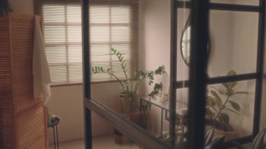 Biyofilik tasarımı, yuvarlak aynası ve cam duş bölmesi olan modern geniş banyosu olan insanlar yok.