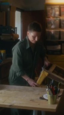 Genel olarak eski ahşap sandalyeyi yenileyen yetenekli orta yaşlı bir zanaatkar, mobilya restorasyon atölyesindeki iskeletini yenileme, küçük işletme...